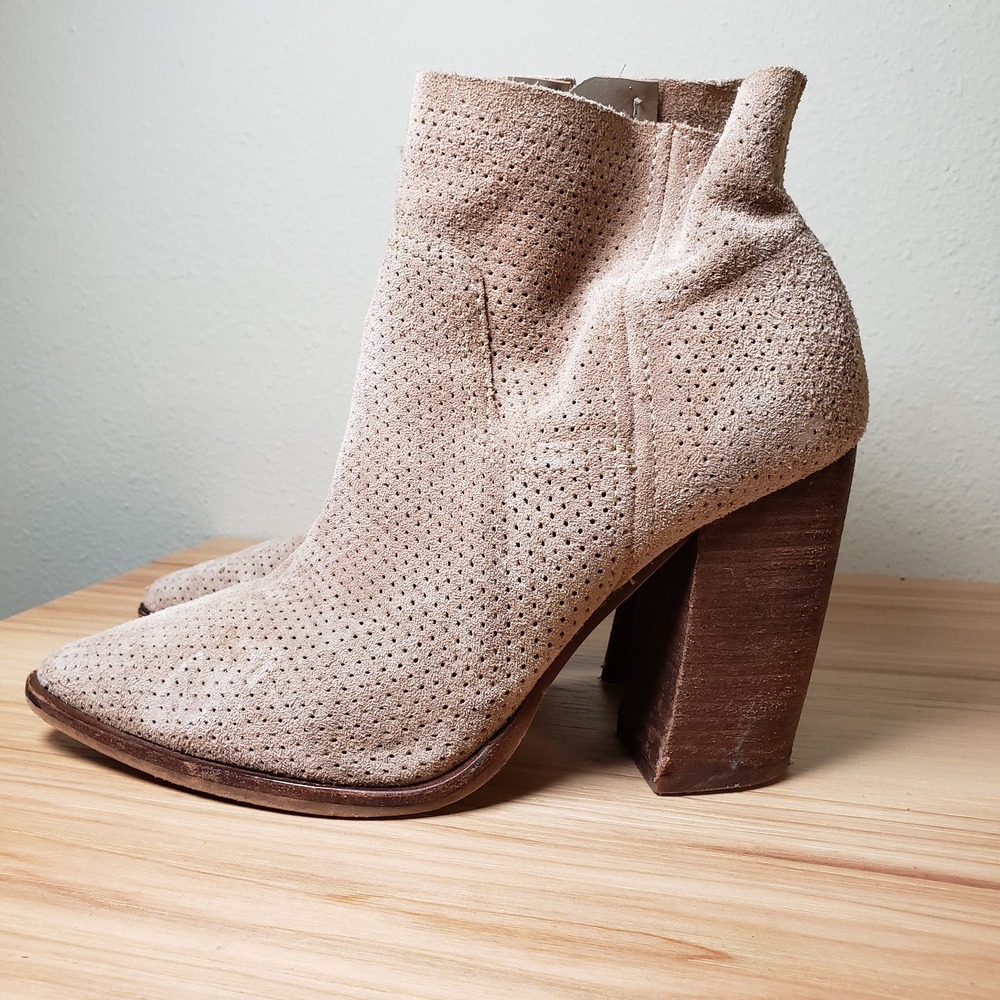 Vince Camuto Women's 7 Cava Stacked Heel Bootie Tan Perforated Leather Western